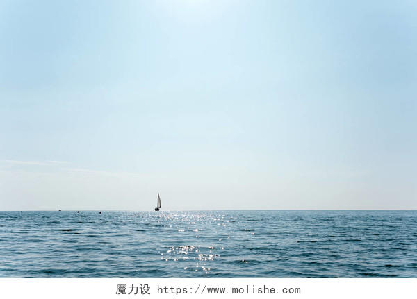 在蓝色海洋中航行的帆船的风景